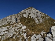 35 Passaggio su Cima Pezzadello (2240 m) dove cadde aereo statunitense il 4 ott. 1944 con 12 vittime 